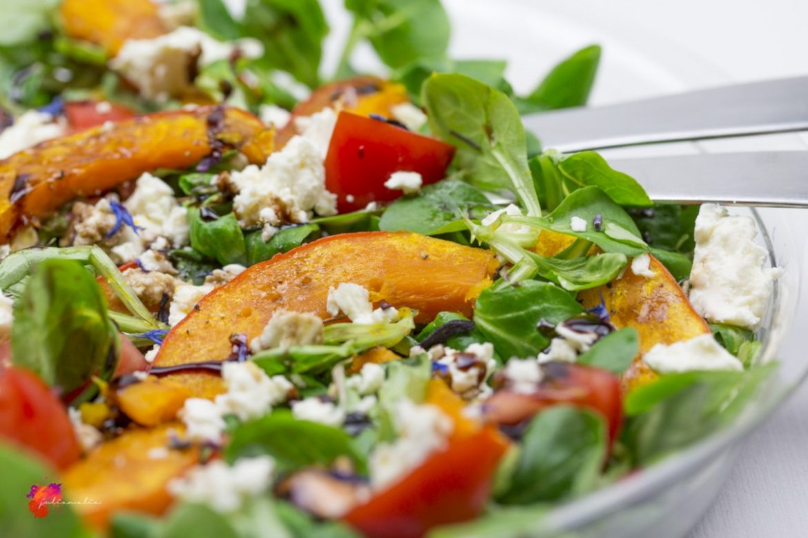 leckerer Kürbis-Feldsalat mit Feta und Tomaten | juliamalia
