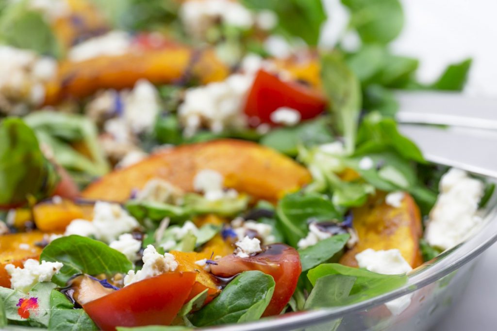 leckerer Kürbis-Feldsalat mit Feta und Tomaten | juliamalia